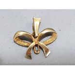 9ct gold fancy bow pendant/charm, 0.7g