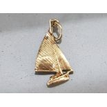 9ct gold sailing boat pendant/charm, 0.8g