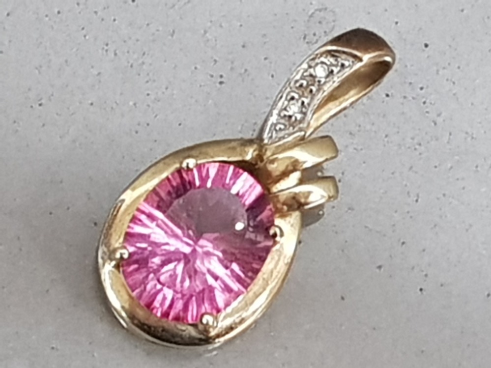 9ct gold diamond & pink stone pendant, 3.8g