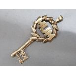 Vintage 9ct gold "No 1 Mum" key pendant, 3.5g