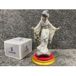 Lladro 1451 ‘Teruko’ in good condition with plinth