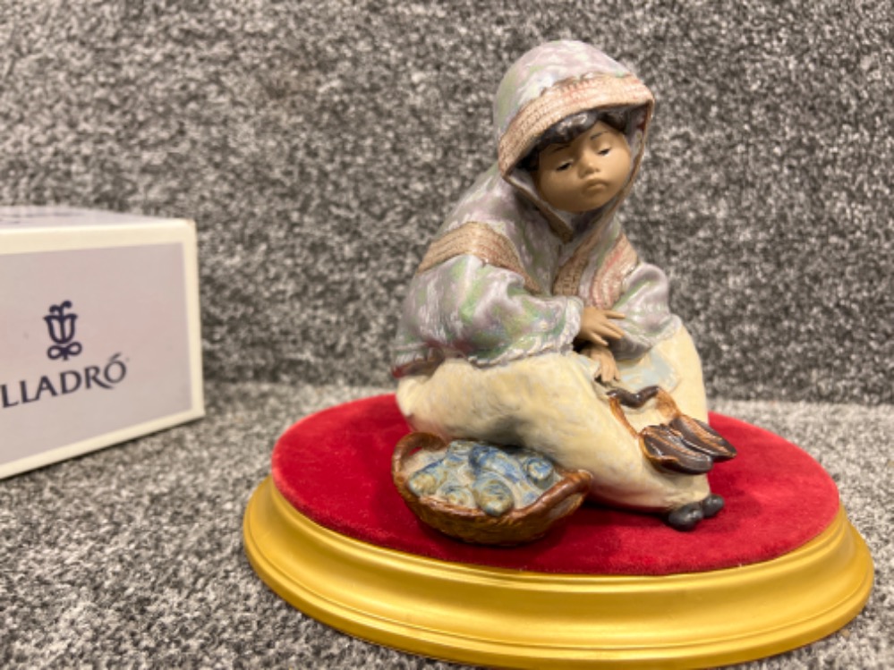 Lladro 2162 gres ‘Fish vendor’ in good condition with plinth