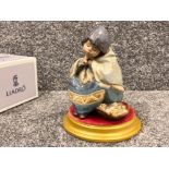 Lladro 2160 gres ‘Flower vendor’ in good condition with plinth