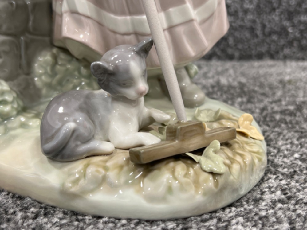 Lladro 5286 ‘Fall clean up’ in good condition - Image 4 of 6