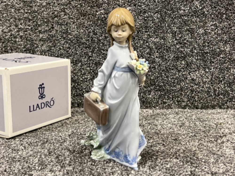 Lladro 7604 ‘School days’ in good condition