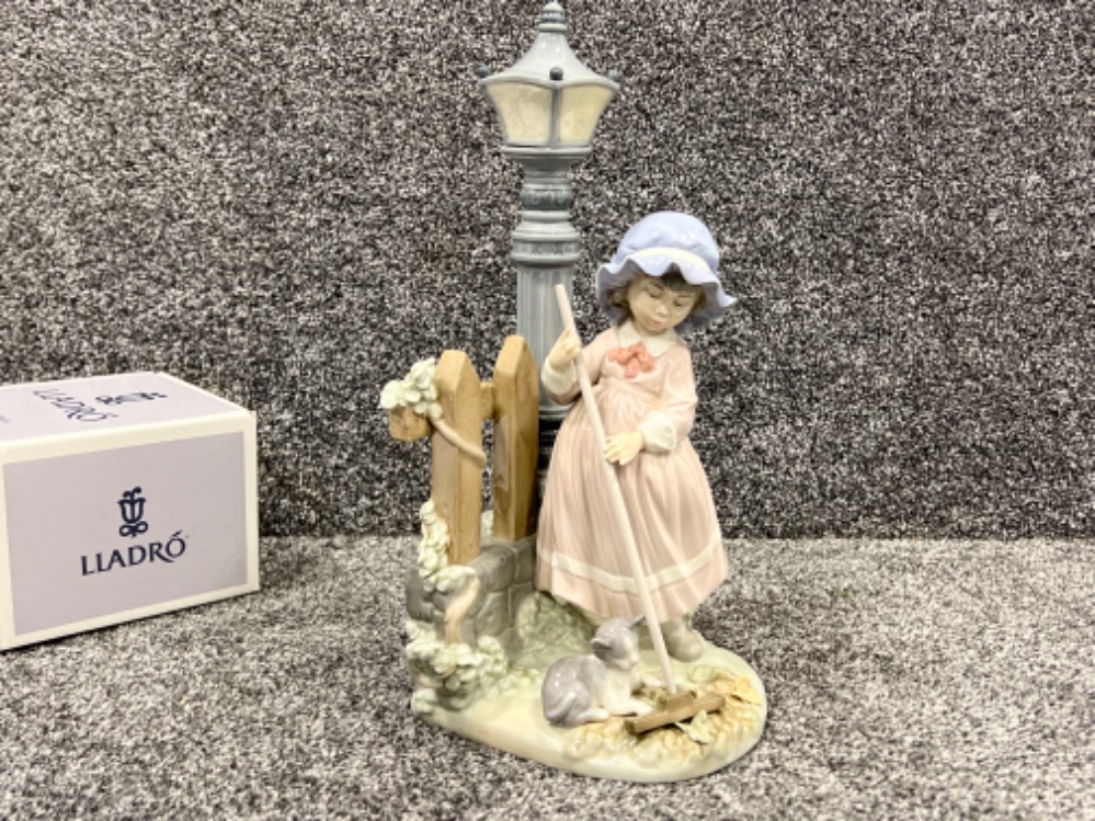 Lladro 5286 ‘Fall clean up’ in good condition - Image 2 of 6