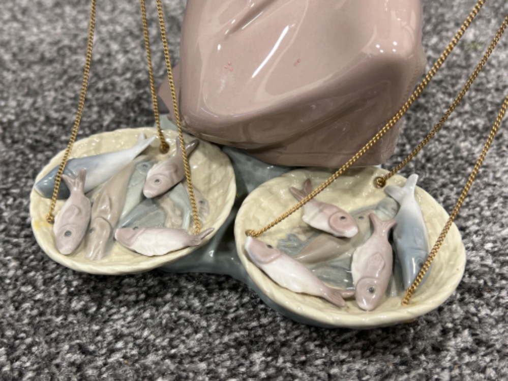 Lladro 5172 ‘Fish a Plenty’ in good condition - Image 4 of 5