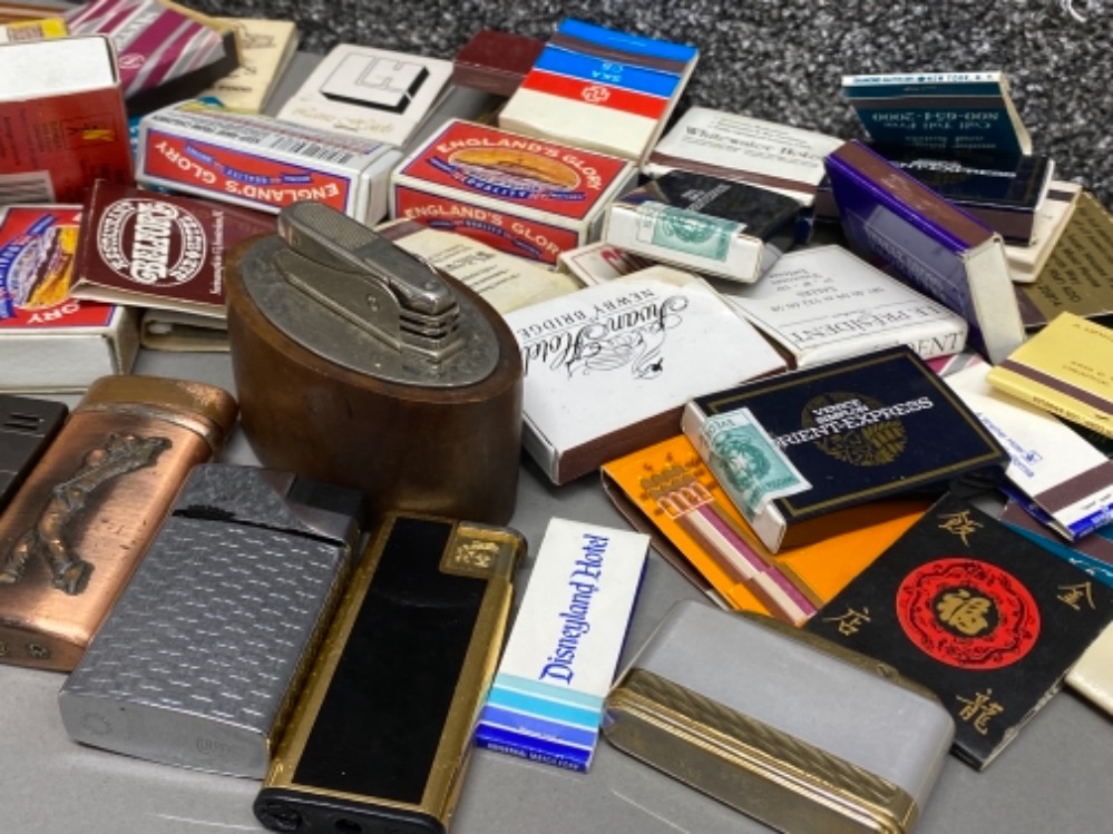 Box containing a large quantity of vintage matchboxes together with novelty & table lighters - Bild 2 aus 2