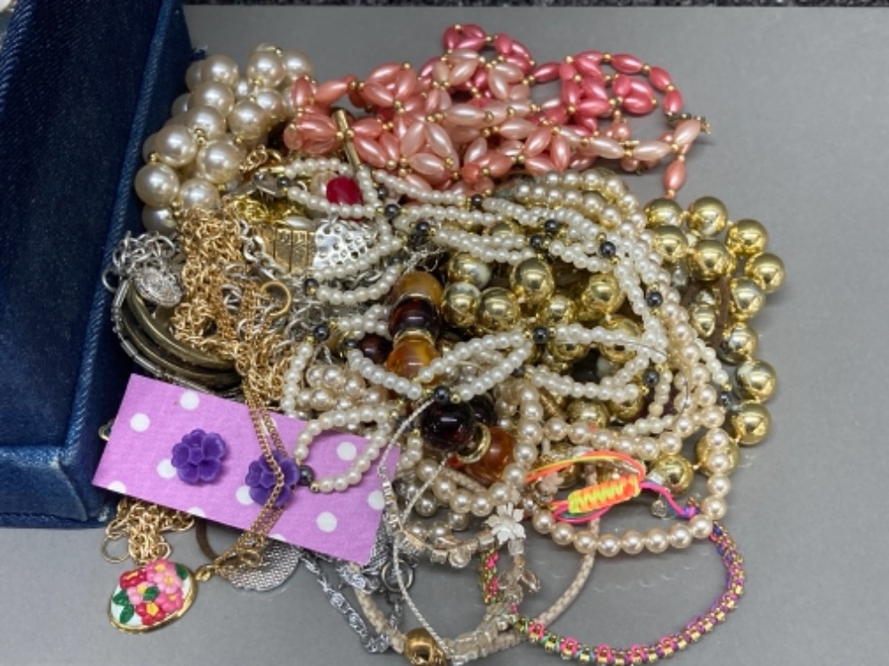 A box of costume jewellery to include necklaces and rings etc - Image 3 of 3