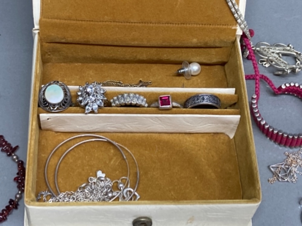 Cream box containing silver and white metal jewellery - Bild 2 aus 2