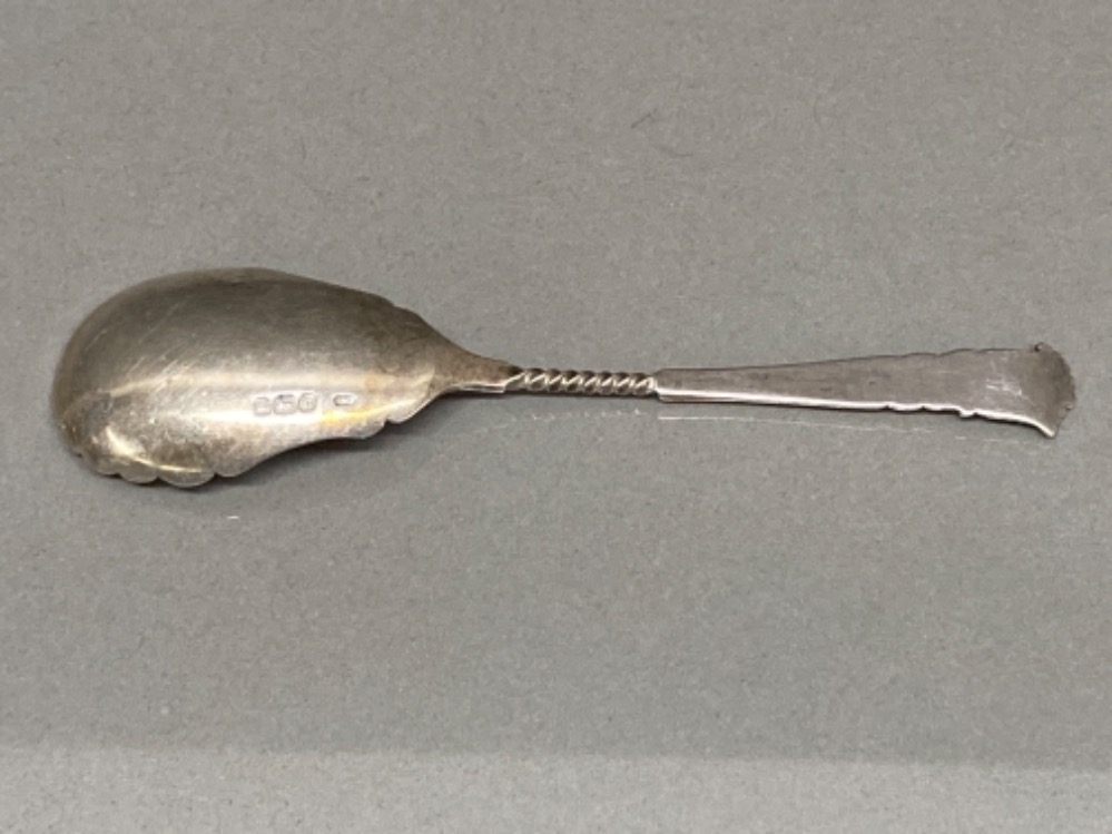 An Edward VII silver caddy spoon by C W Fletcher & Son Ltd, Sheffield 1905 16.2g - Bild 2 aus 3