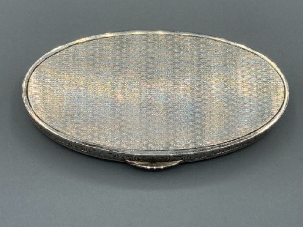 A silver oval snuff box with moss agate and marcasite decoration to cover, gilt interior 69.6g - Image 4 of 4