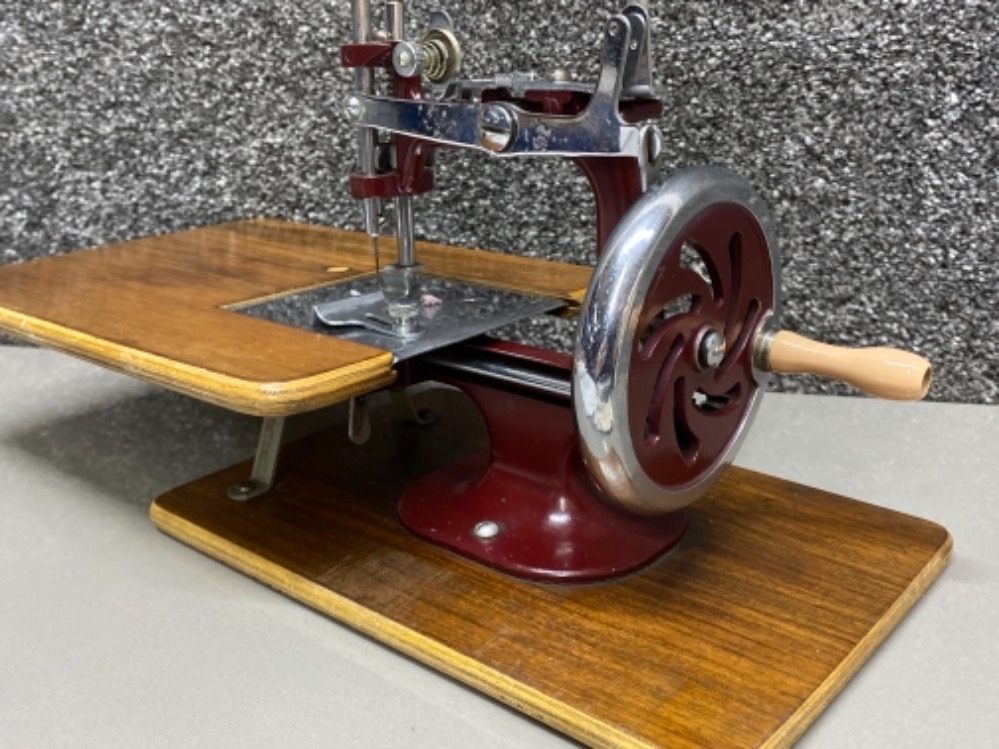 Vintage miniature sewing machine - working mechanism - Image 2 of 3