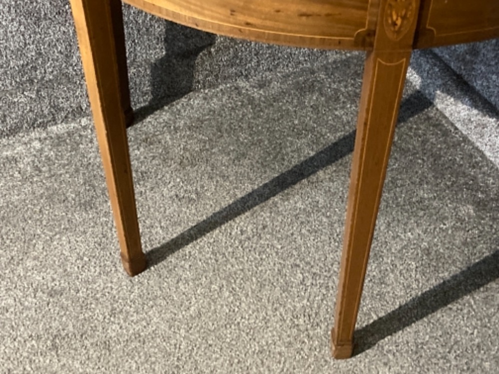 An Edwardian inlaid mahogany fold over tea table - Bild 3 aus 3