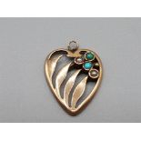 Ladies 9ct yellow gold heart shaped pendant set with two turquoise stones and two pearls 0.9g gross