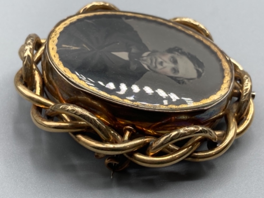 A Victorian yellow metal brooch with a photographic portrait of a man 37.1g gross - Bild 3 aus 3