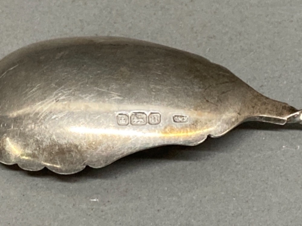 An Edward VII silver caddy spoon by C W Fletcher & Son Ltd, Sheffield 1905 16.2g - Bild 3 aus 3