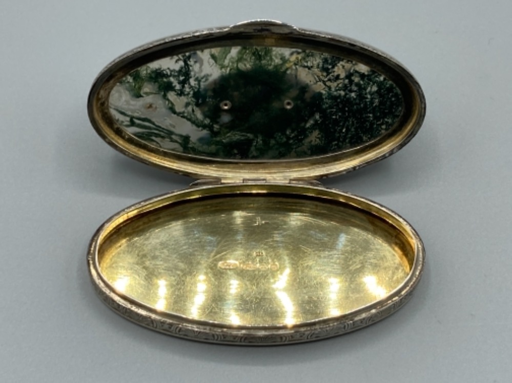 A silver oval snuff box with moss agate and marcasite decoration to cover, gilt interior 69.6g - Image 2 of 4