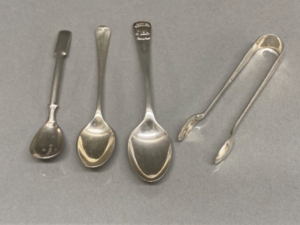 Silver items: a pair of sugar nips and three spoons various 53.9g