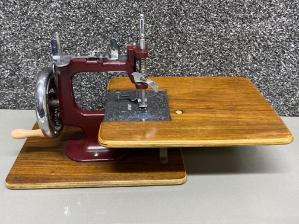 Vintage miniature sewing machine - working mechanism