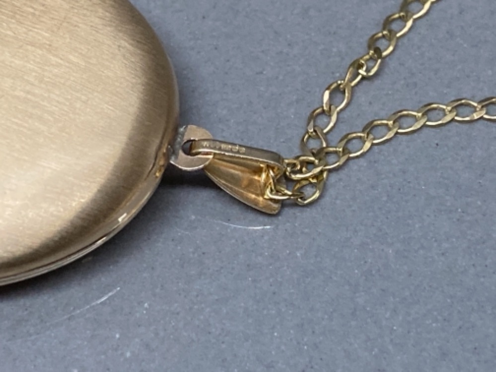 A 9ct yellow gold locket on 9ct yellow gold chain 9.8g gross - Image 2 of 4