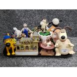 Tray lot of Wallace & Gromit ornaments, money box & badge