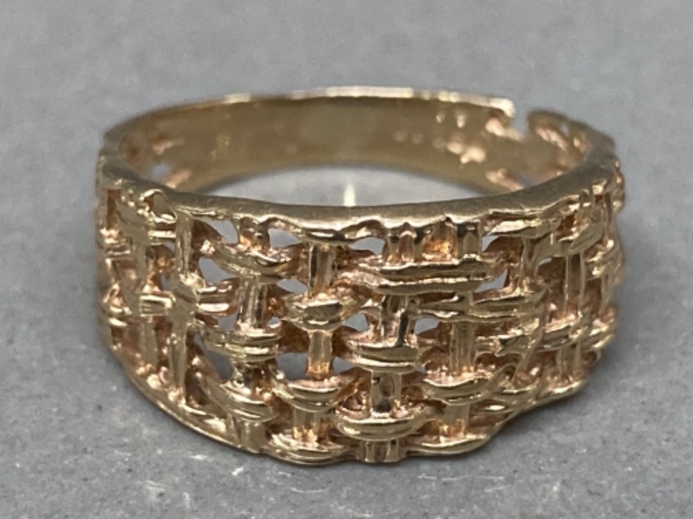 A 9ct yellow gold keeper ring size K 2.3g