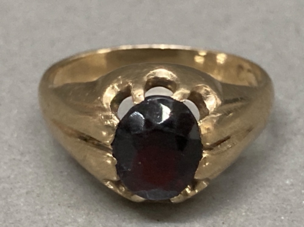 A 9ct yellow gold and garnet ring size O 4.2g gross