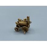 Vintage 9ct Gold rotating wheeled steam engine wearing 6.2 grams