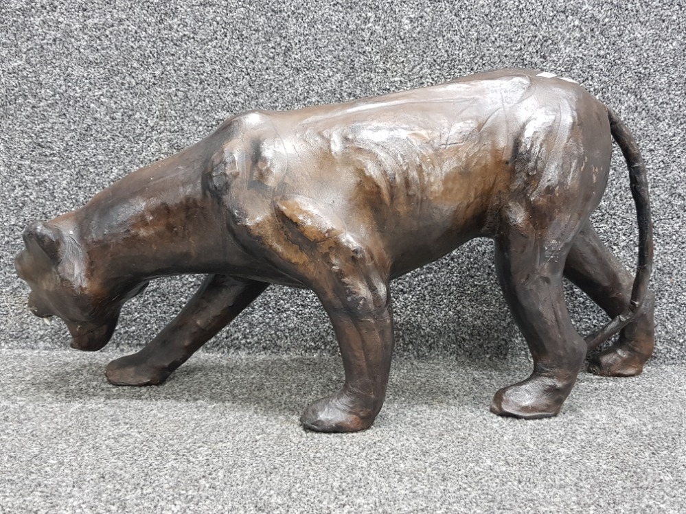 Large Genuine vintage leather sculpture of a mountain lion, length 61cm x height 31cm - Bild 3 aus 3