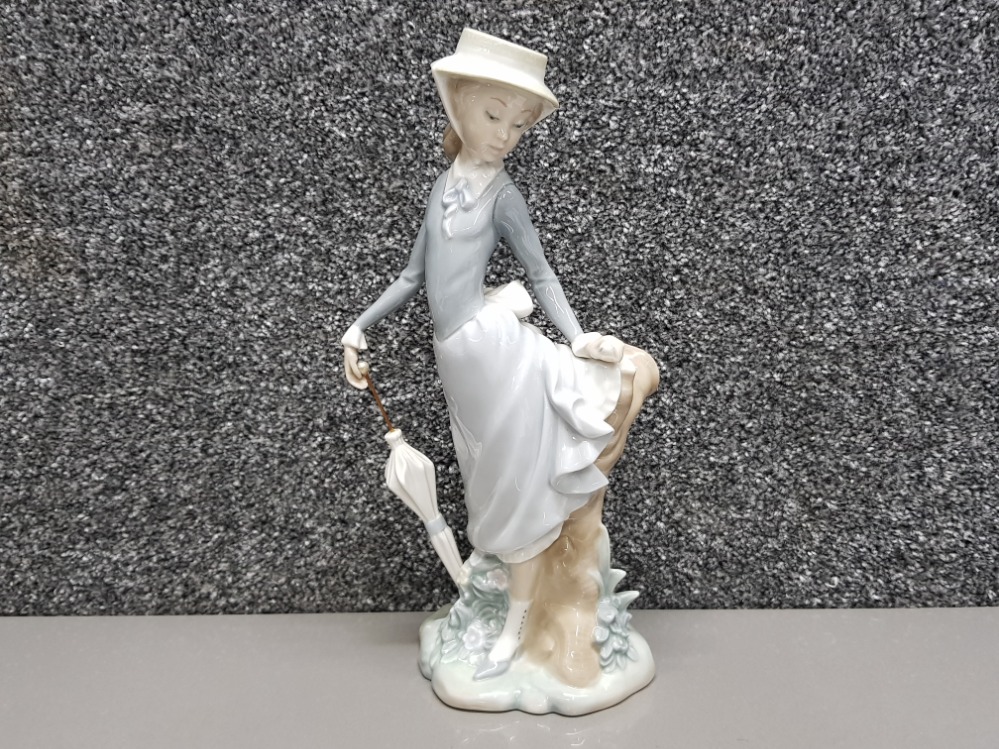 Lladro figure 4912 Young lady in trouble