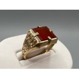 Gents 9ct gold brown stone ring. Comprising of a square stone with barked shoulders, 5.4g size V