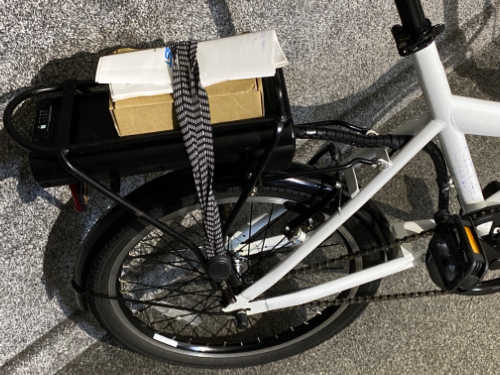 Electric Assist hybrid bike in white, in full working condition with charger & keys, excellent - Image 5 of 5