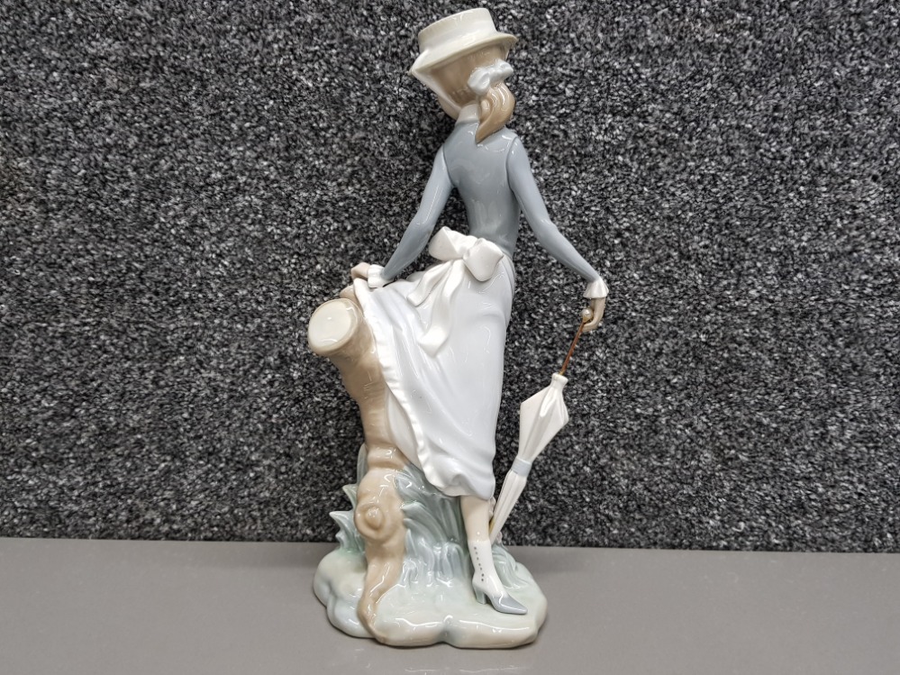 Lladro figure 4912 Young lady in trouble - Image 2 of 3