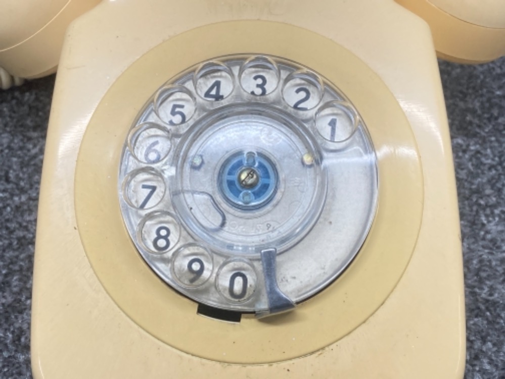 A vintage telephone in cream - Image 2 of 3