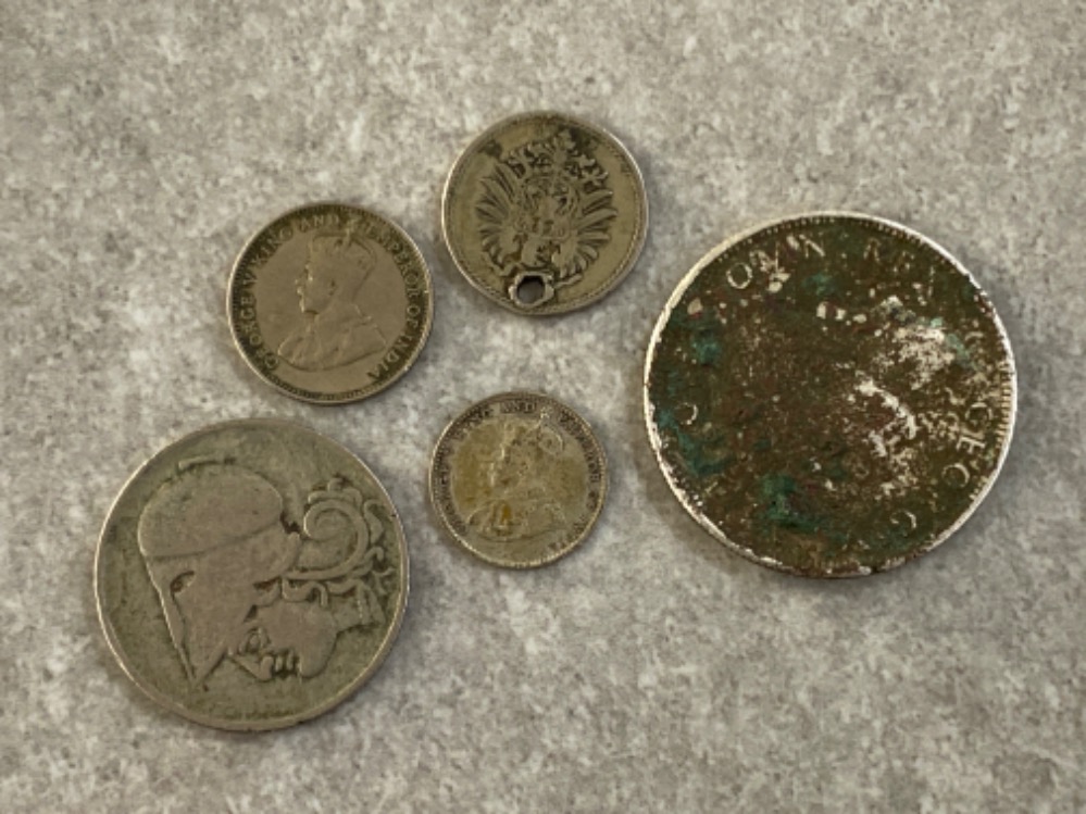 5 miscellaneous silver coins includes 1926 Greek Pacmai, 1944 half crown, 1926 10 cents, 1935 Hong - Image 2 of 2