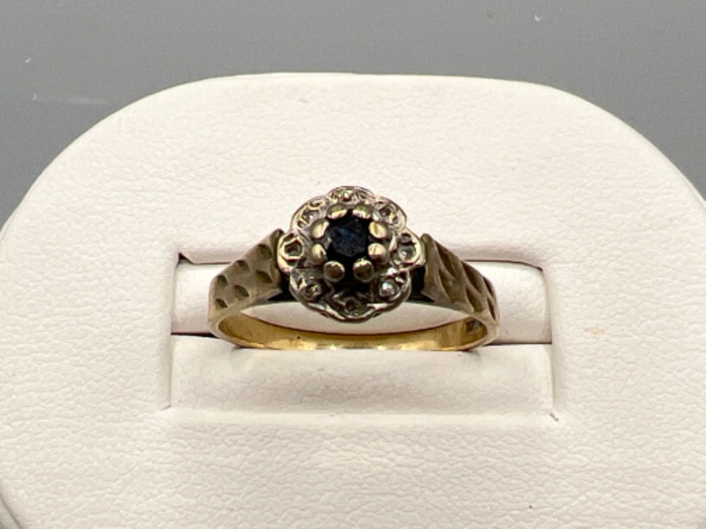 9ct gold diamond sapphire ring. 2.9g size O1/2
