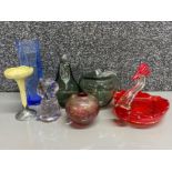 6 miscellaneous glass items includes Isle of Wight glass vase, whitefriars style vase and apple &