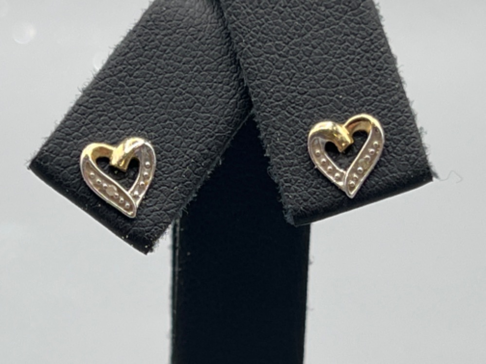 9ct gold heart shaped stud earrings. 0.6g