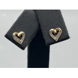 9ct gold heart shaped stud earrings. 0.6g