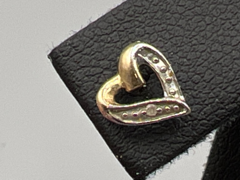 9ct gold heart shaped stud earrings. 0.6g - Image 2 of 2