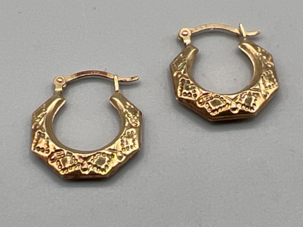 9ct gold fancy gypsy style earrings. 0.6g
