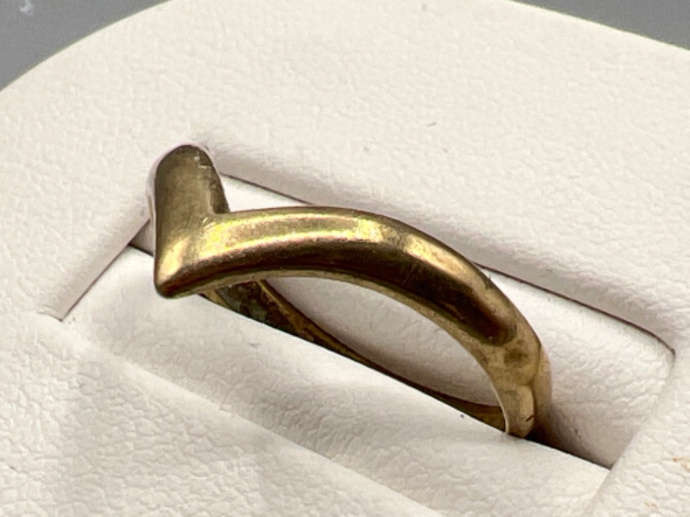 9ct gold wishbone ring. Size N 1.1g - Image 2 of 2