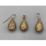 A 9ct yellow gold pendant and matching earrings 2.3g