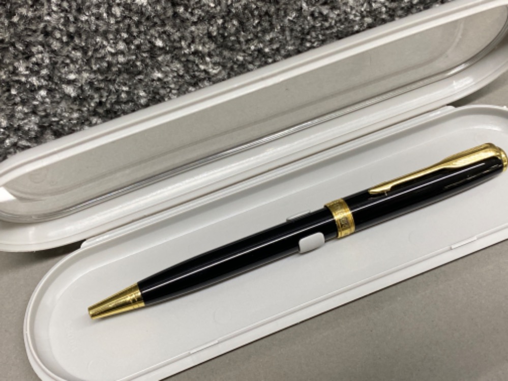 Parker ball point pen (Sonnet series) in bright black with fine nib, blue ink with gift box, New