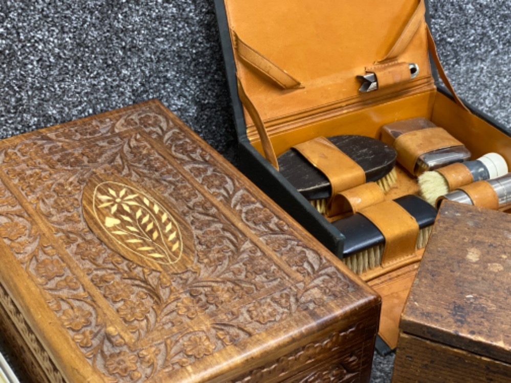 Mixed lot comprising of vintage brush set, carved wooden box, marble effect chess pieces, hour glass - Bild 2 aus 2