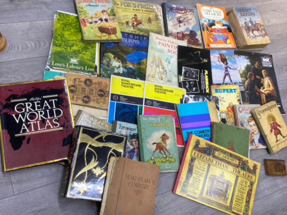 Bundle of mixed vintage books & Annuals