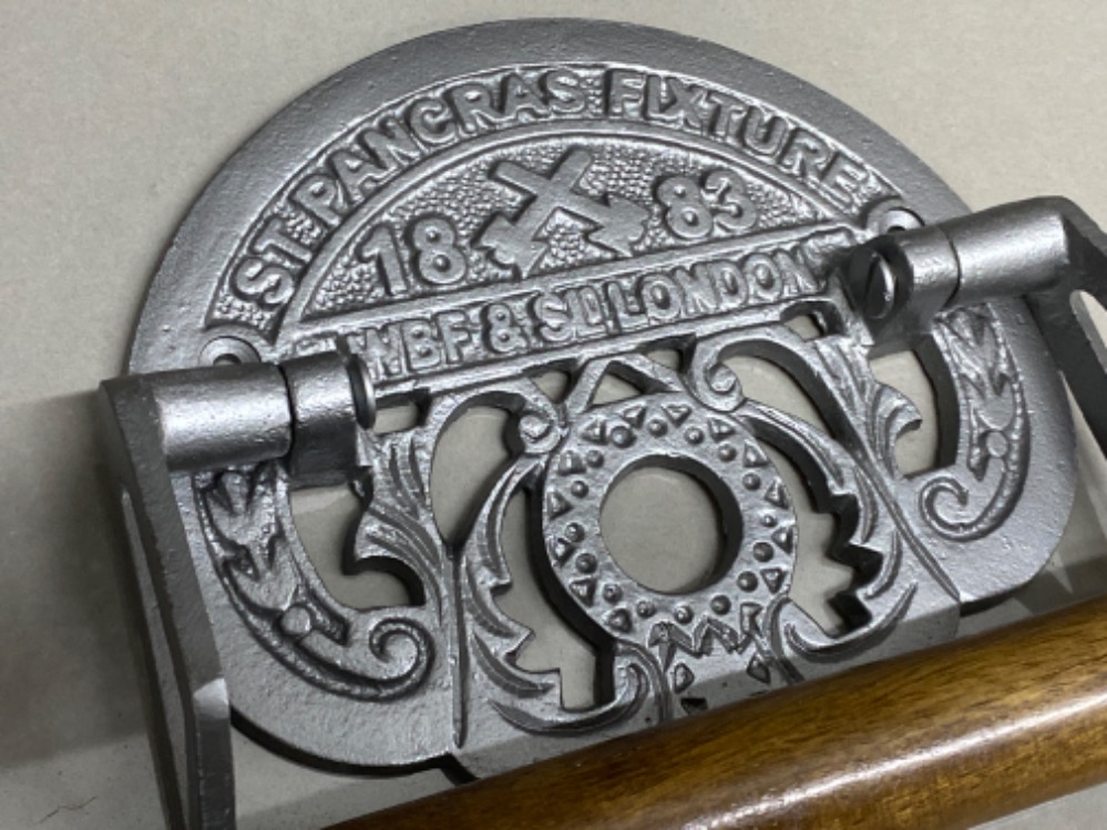 Cast metal reproduction St Pancras toilet roll holder - Image 2 of 2