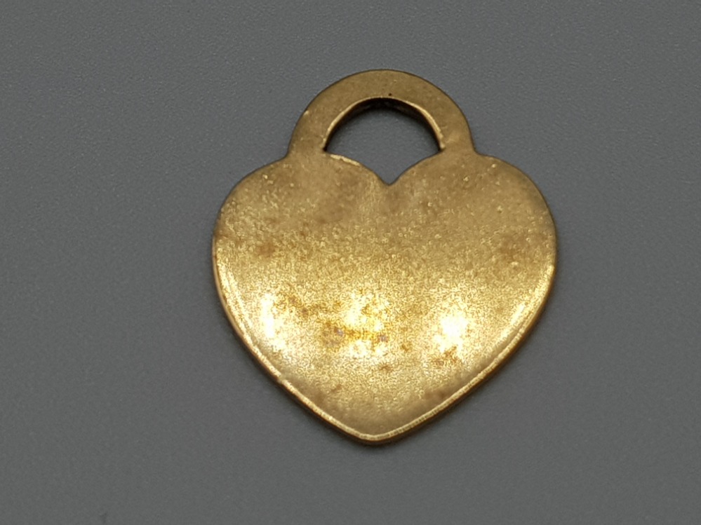 9ct gold heart shaped pendant 3g