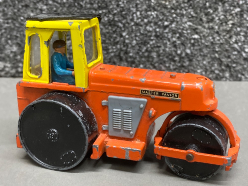 Dinky toys die cast vehicle - Aveling Barford diesel roller, number 279, with driver - unboxed